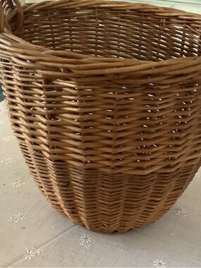 Vintage apple basket..euc..